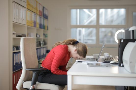 Foto door Andrea Piacquadio: https://www.pexels.com/nl-nl/foto/vrouw-in-rood-shirt-met-lange-mouwen-zittend-op-een-stoel-terwijl-leunend-op-laptop-3791134/