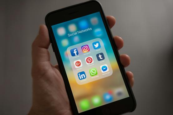 Foto door Tracy Le Blanc: https://www.pexels.com/nl-nl/foto/persoon-met-iphone-met-sociale-netwerken-map-607812/