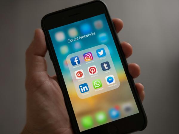 Foto door Tracy Le Blanc: https://www.pexels.com/nl-nl/foto/persoon-met-iphone-met-sociale-netwerken-map-607812/