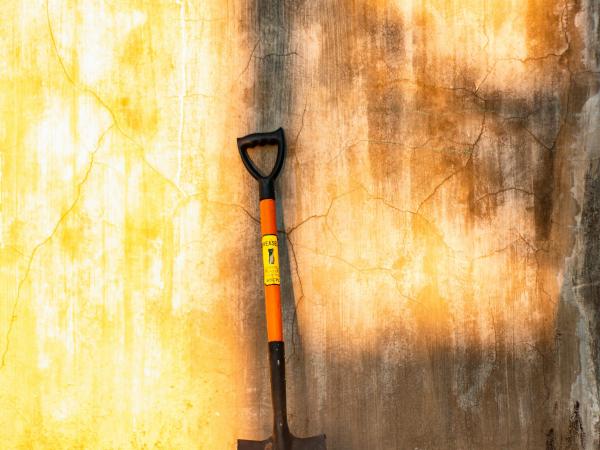 Foto door Nothing Ahead: https://www.pexels.com/nl-nl/foto/metalen-spade-geplaatst-bij-verweerde-muur-in-zonlicht-3635418/