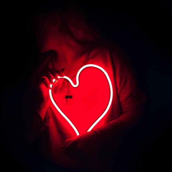 HRV Foto door Designecologist: https://www.pexels.com/nl-nl/foto/hartvormige-rode-neonreclame-887349/